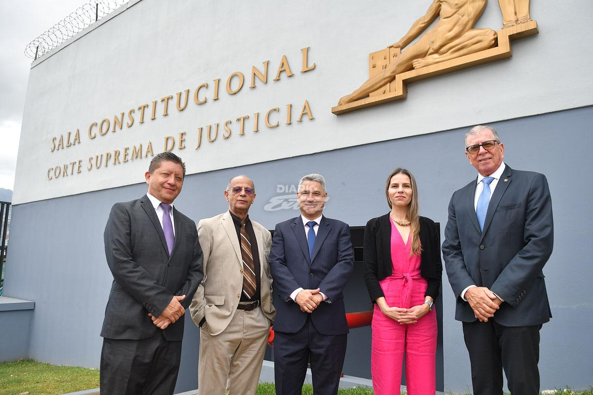 Un grupo de hombres con traje formal
Descripción generada automáticamente